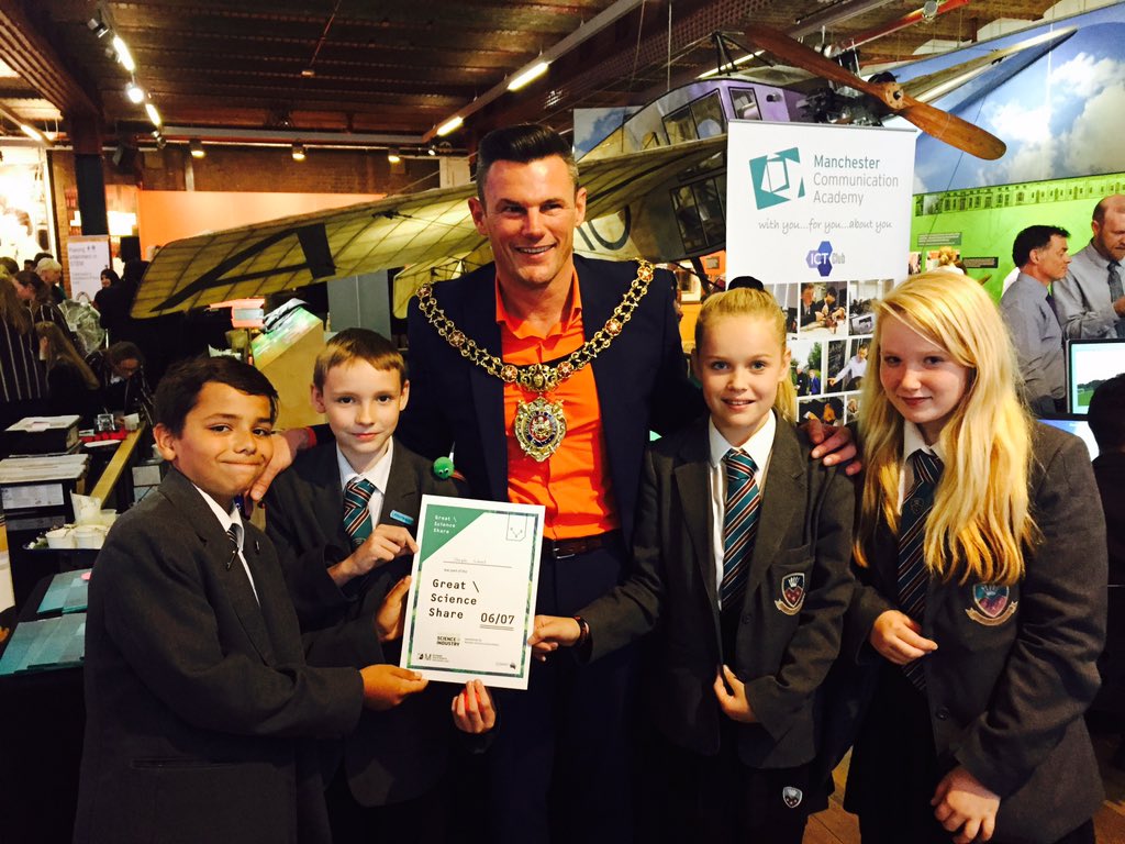 MolymeMolyneux's tweet photo. @SharplesSchool year 7 students with the Mayor of Manchester presenting us with our #scienceshare certificate! https://t.co/qrVfbJpeRp