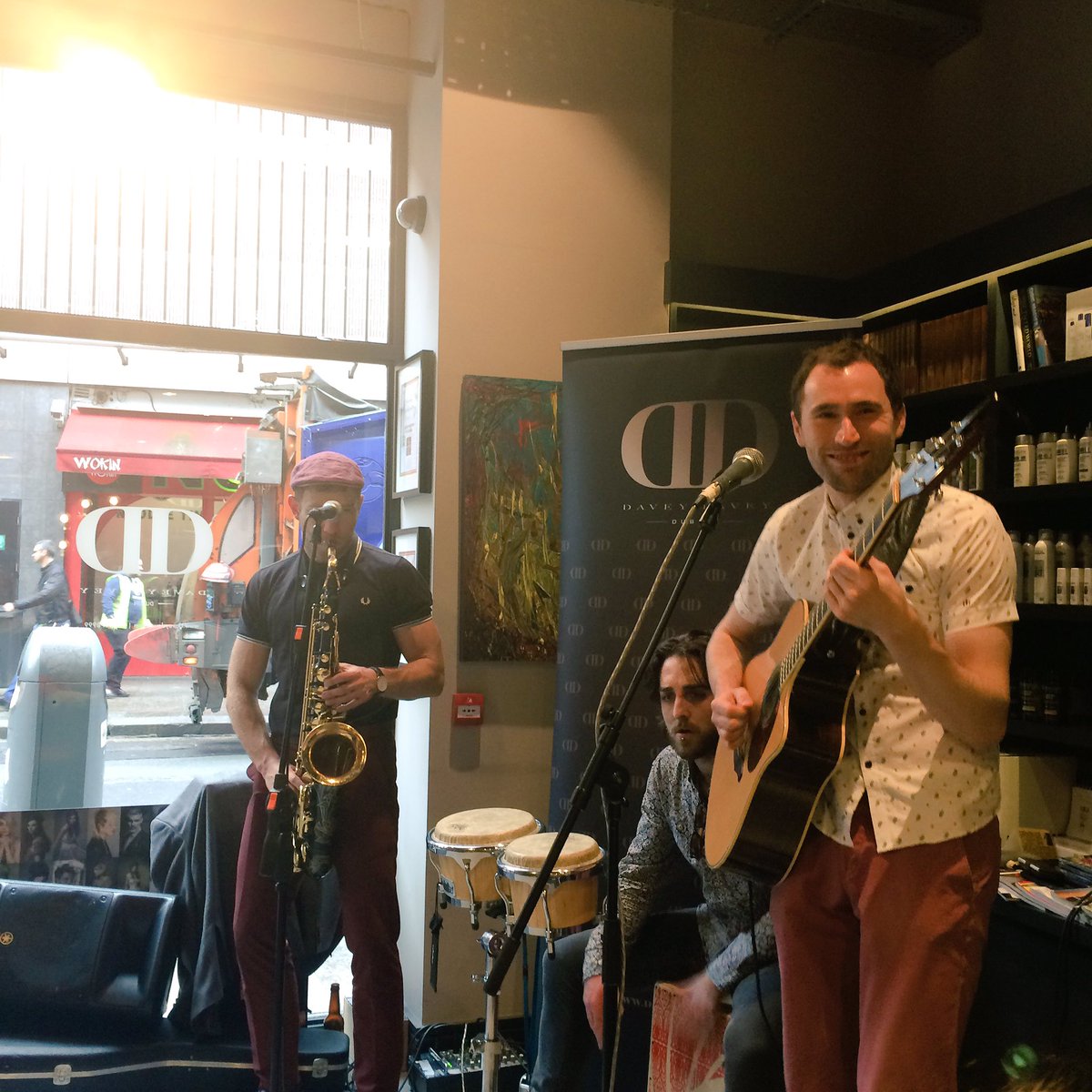 Kassiani_cheir's tweet photo. What else can a girl want on a Wednesday evening? Braids, music and drinks! @daveydavey23 #DDFEST https://t.co/j43jxjEz39
