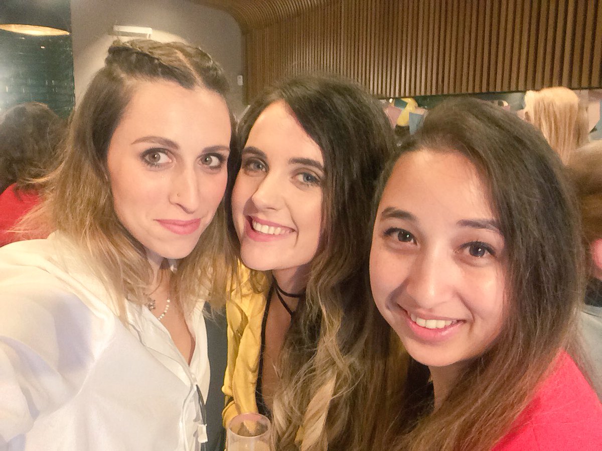 Kassiani_cheir's tweet photo. What else can a girl want on a Wednesday evening? Braids, music and drinks! @daveydavey23 #DDFEST https://t.co/j43jxjEz39