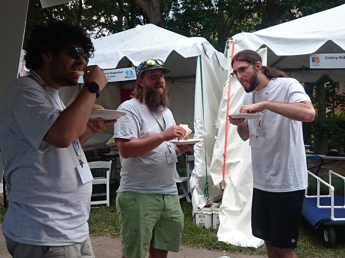 2_Hullz's tweet photo. Thanks for the amazing free Maxican food! #RoboNation #RoboBoat @AUVSIFoundation https://t.co/8uK5YoZ6TO