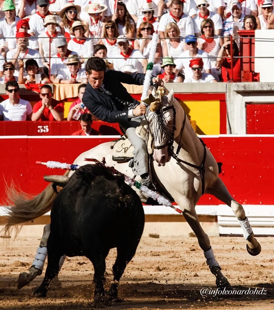 CaballosPRE's tweet photo. Sol (por Luna AP y Soleada) y Leonardo Hernández hoy en #Pamplona. 

#sanfermin https://t.co/S8xNrnYtrF