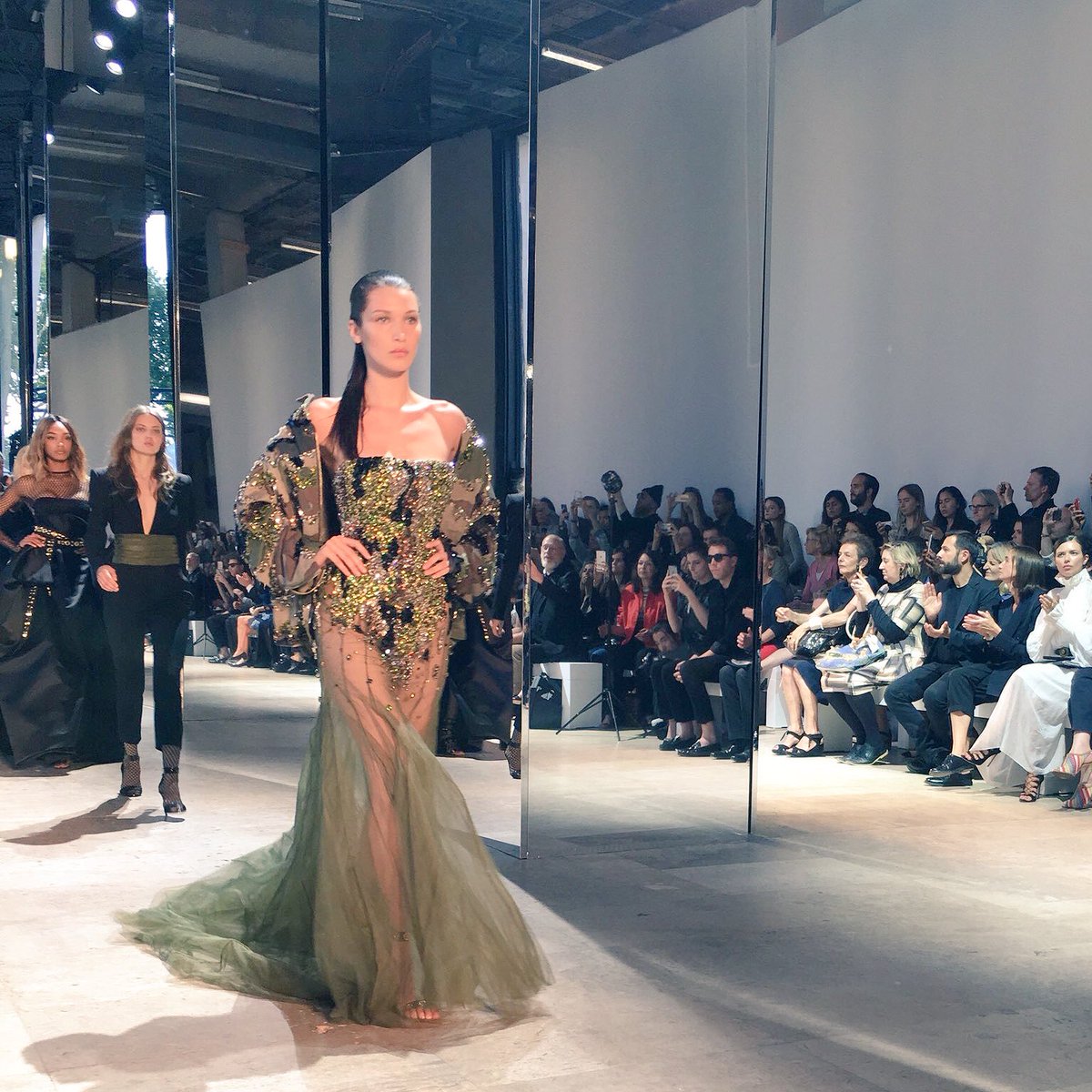 .<a href="/bellahadid/">ؘ</a> en robe <a href="/ALEXVAUTHIER/">Alexandre Vauthier</a> embellie de cristaux #Swarovski. #Couture #PFW #PFW16