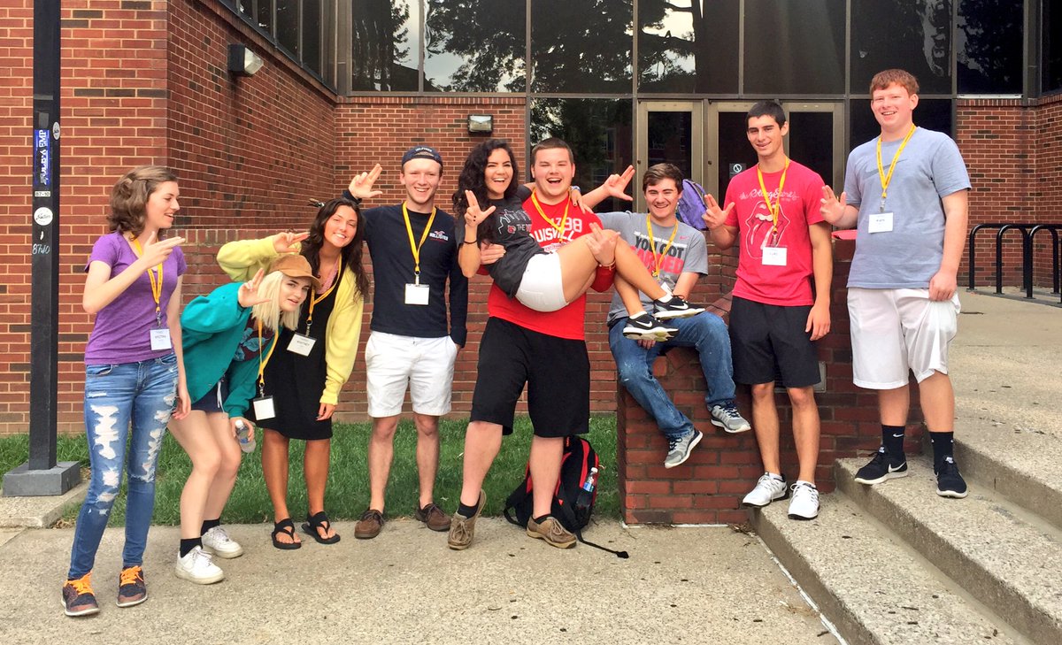 cardselaina's tweet photo. Idk why session 11 wanted to hold me but here it is 💸💸💸 #UofL20 #UofLOrientation https://t.co/QcVhyZDffn