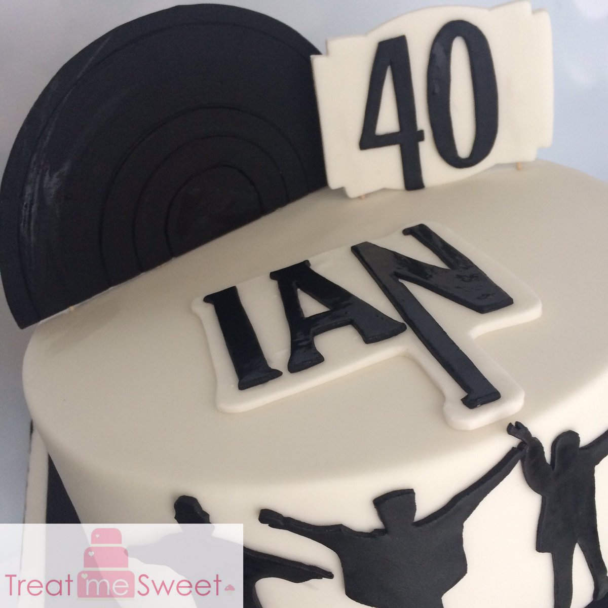 treatmesweetsam's tweet photo. Don't think anyone needs 'Help' to eat this one😂 #Beatles #cake #beatlescake #treatmesweet https://t.co/0XgiKrAv0G
