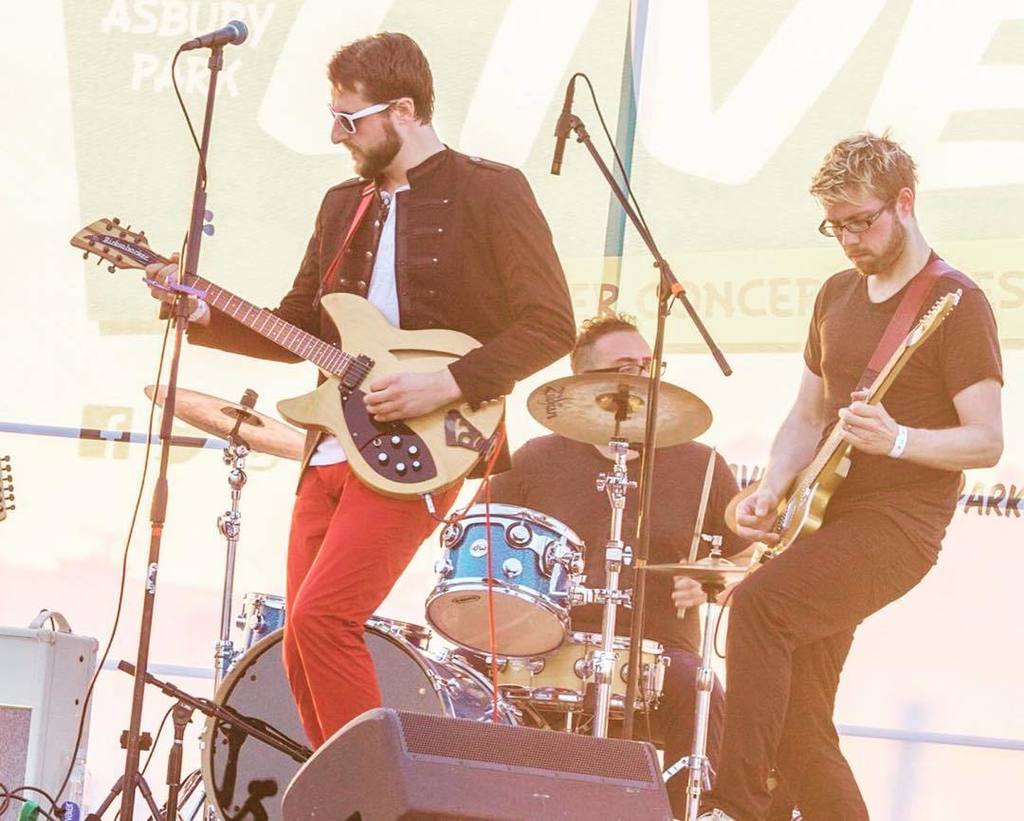 ThePaperJets's tweet photo. #WBW This time last week rockin the #asburypark #boardwalk #njmusic #thepaperjets #rickenbacker https://t.co/8aDcl9rWFV