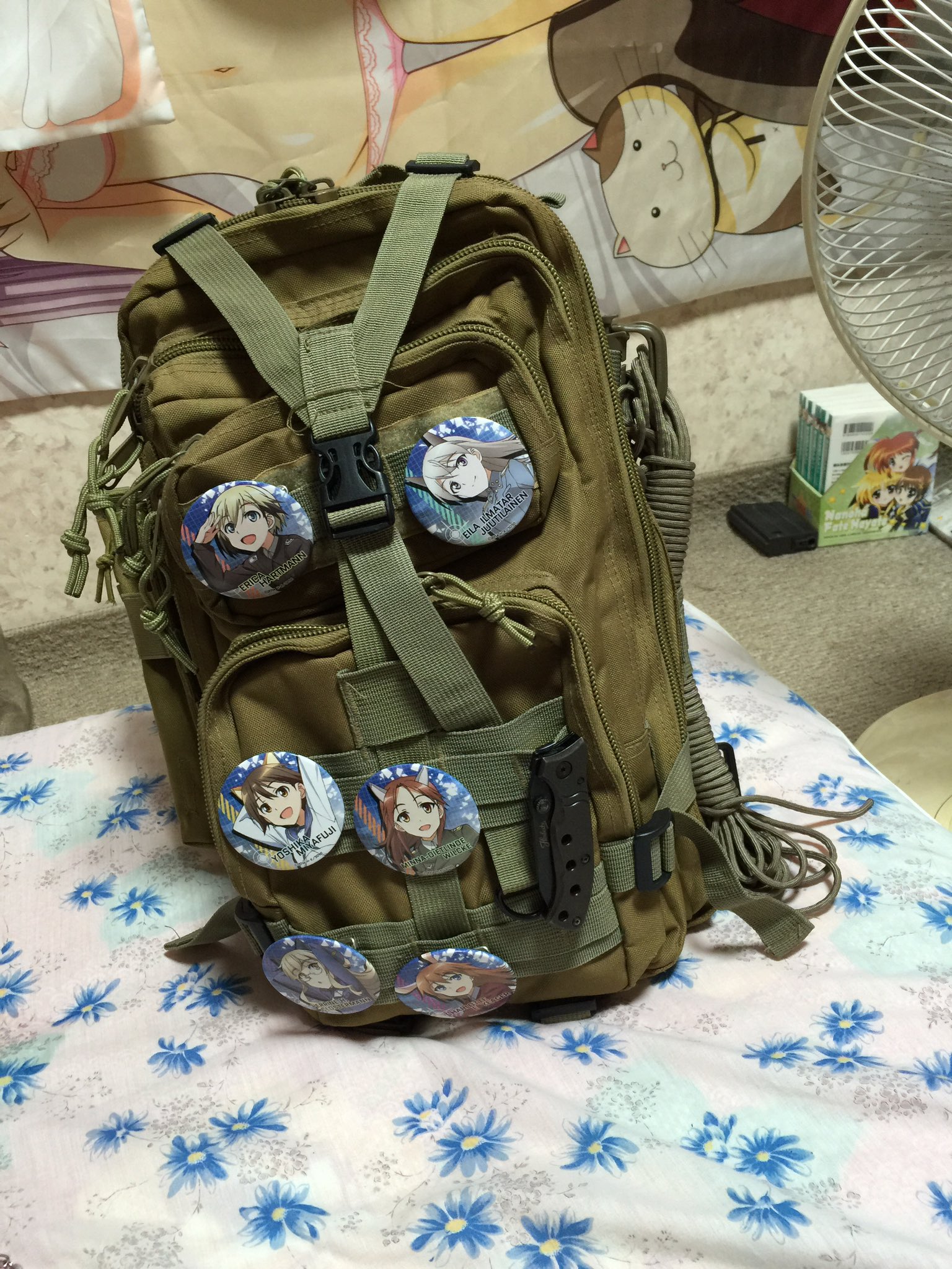 土永 おっさんセンパイ オタクリュックに缶バッチ付けたらオタク感増した T Co Xgnw7gkat3 Twitter