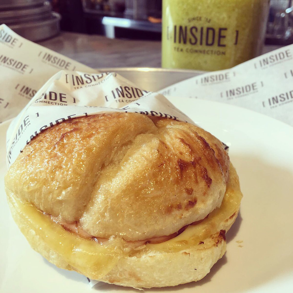 InsideTeaCL's tweet photo. Croissant Pavo y queso para partir la mañana 👌🏻 https://t.co/vIQjgCoAxt