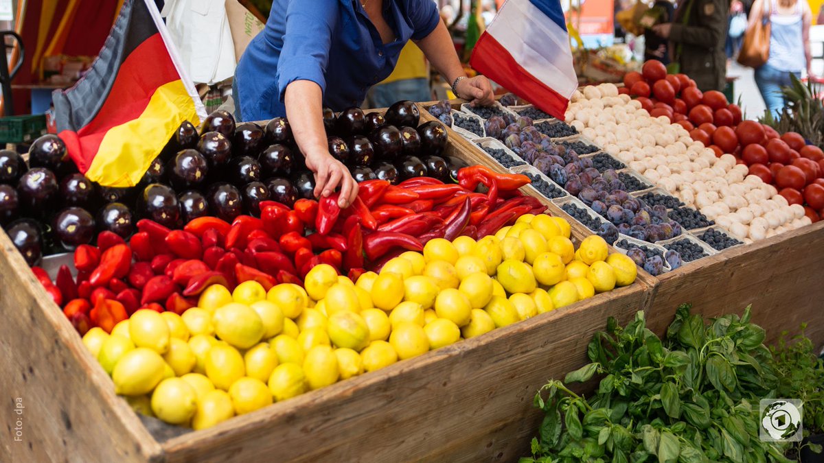 tagesschau's tweet photo. Die Vorfreude auf #GERFRA steigt. Beim Finale dürfte es für die Obst- und Gemüseverkäufer dann komplizierter werden. https://t.co/ZJcUKWJTTc