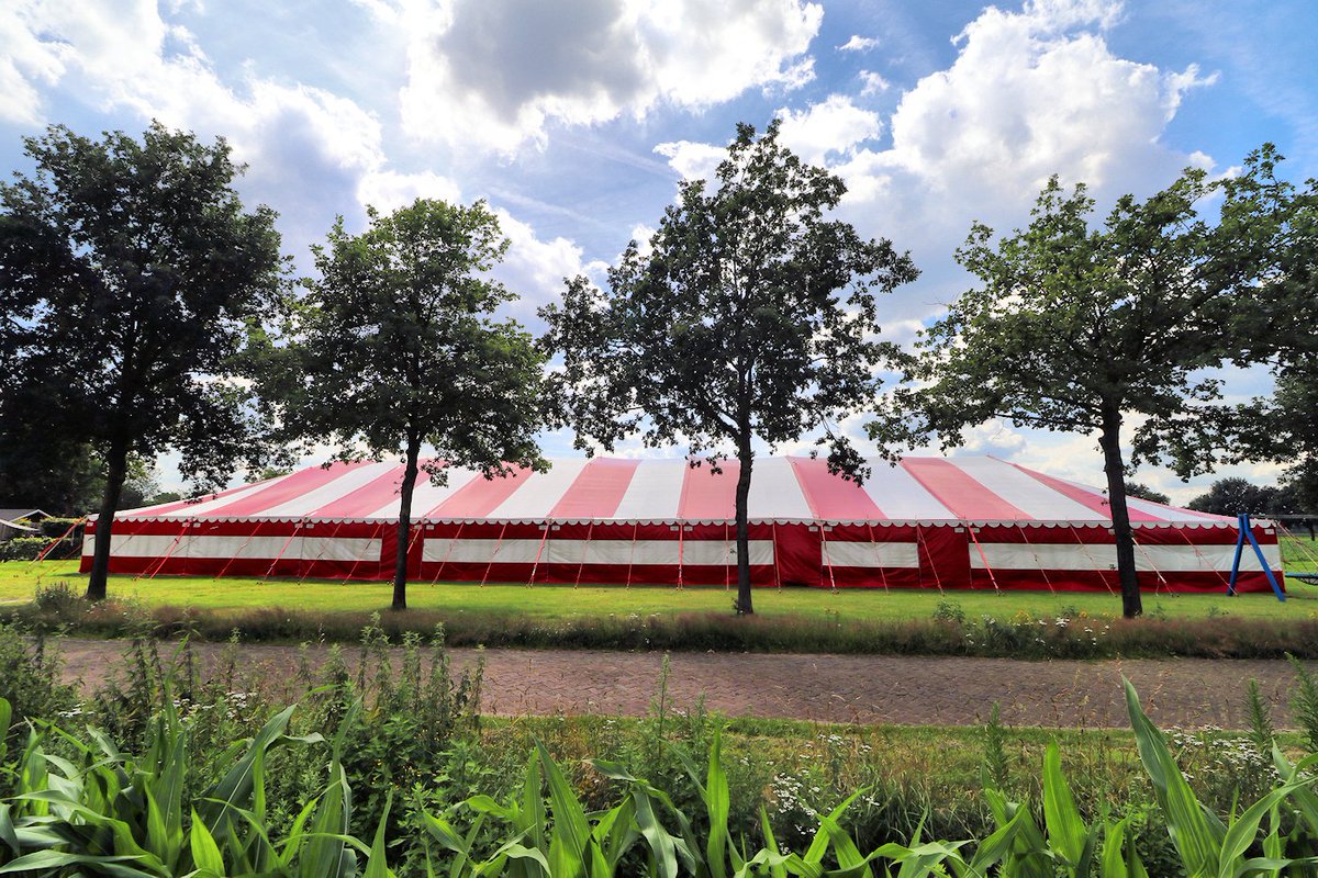 eeuwfeest2016's tweet photo. De tent staat er voor het afsluitweekend van het Eeuwfeest. De weersvoorspellingen zijn goed,. Foto @asten_erik https://t.co/hQ8tUlF9tO