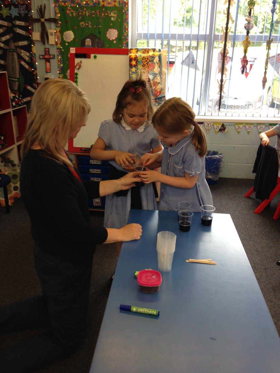 STAClassSmith's tweet photo. Mixing potions for our experiments! #teamstannes #scienceisfun https://t.co/zXtPAZFmyP