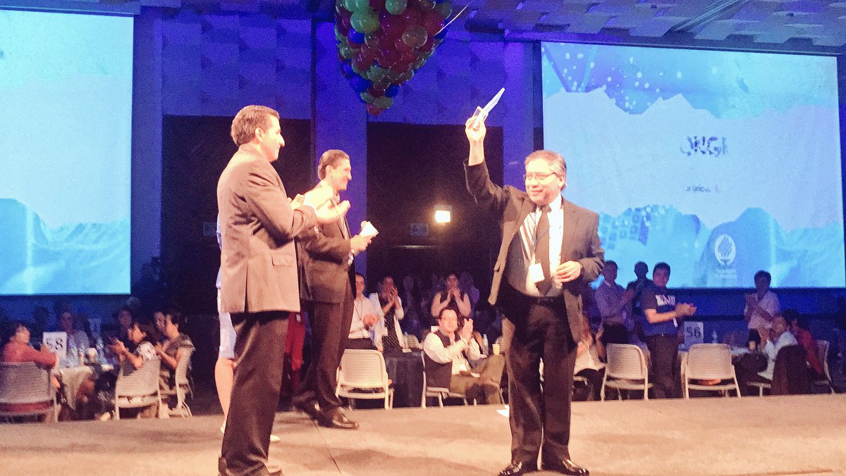PrepaTecMty's tweet photo. Reconocimiento especial al Ing. Peña por su trayectoria en la Prepa Tec Monterrey.  💙🎗 #ProfesorInspirador #PrepaTec https://t.co/HDNXv5mPFo