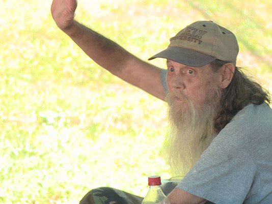 wbir's tweet image. #PayItForward: #Knoxville man with terminal cancer "waves goodbye" to the world at age 60 on.wbir.com/28Q5mwf