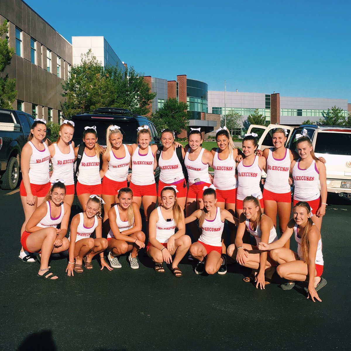 chloeeeethomp's tweet photo. GOOD MORNING FROM YOUR DHHS CHEERLEADERS🎉❣#camporbust https://t.co/QlxACNPeNQ