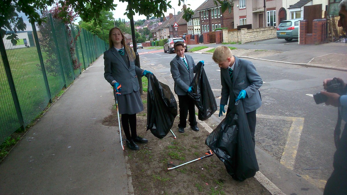 CleanShcliffe's tweet photo. #Litter picking in #Shirecliffe with @ParkwoodAcademy students supported by @PremierSinghs who donated chocolates https://t.co/wXBhCE8cXd