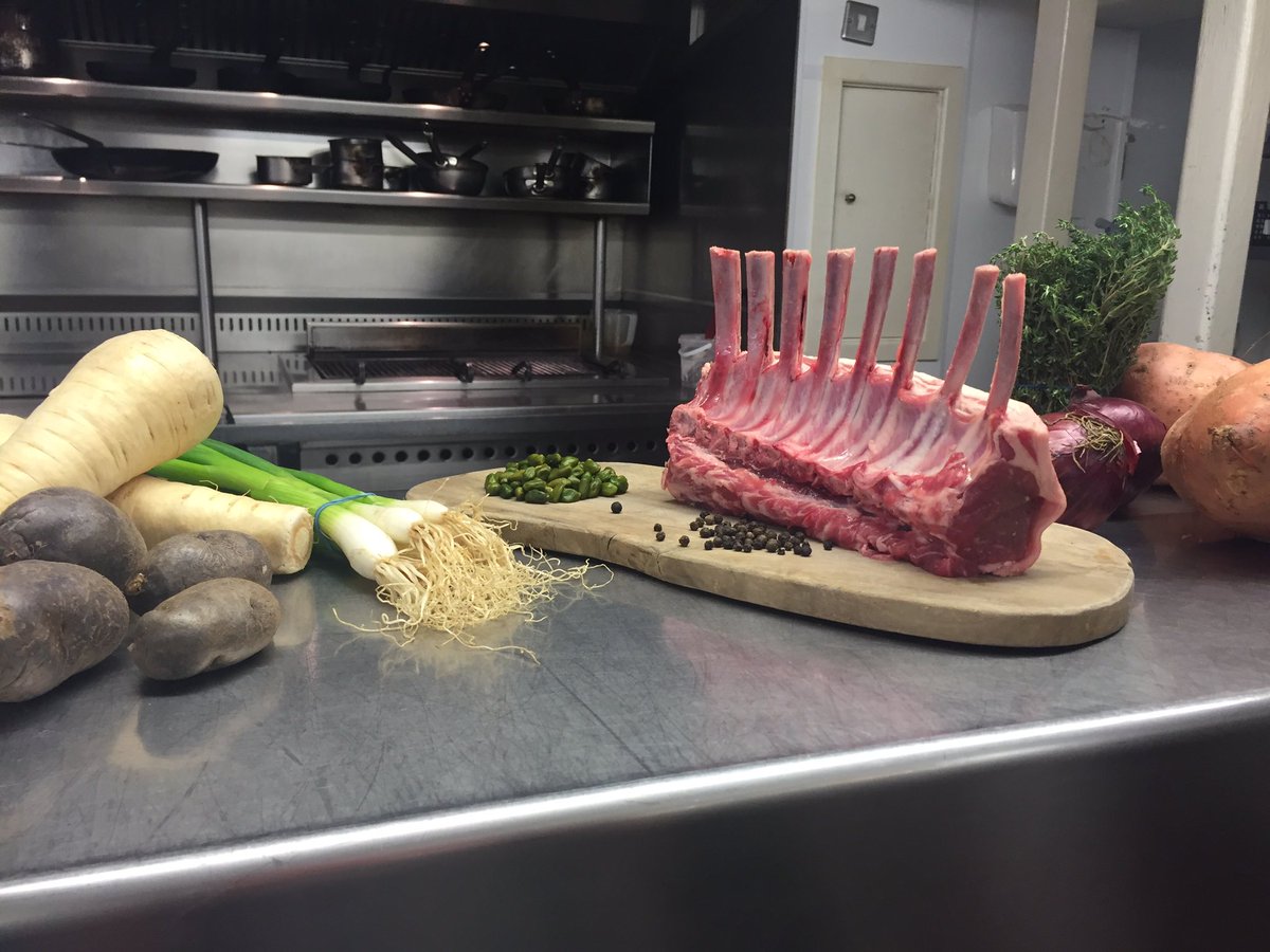 NewwwsMilano's tweet photo. Pronti per la prima ricetta! #englishlamb #recipe #filming @simonerugiati @AHDB_BeefLamb #theyewtree https://t.co/zHoHjcv7F5