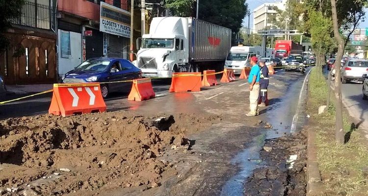 ddmexico's tweet photo. Reparación de fuga de agua afecta dos carriles sobre Constituyentes https://t.co/GDKnJAk4hs https://t.co/gbRl1SnvEE