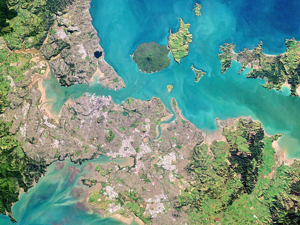 OsirisLabs's tweet image. Cinder Cones Scattered Around Urban #Auckland, #NewZealand — 2016 | #EarthFromSpace #SatelliteImage #PlanetLabs