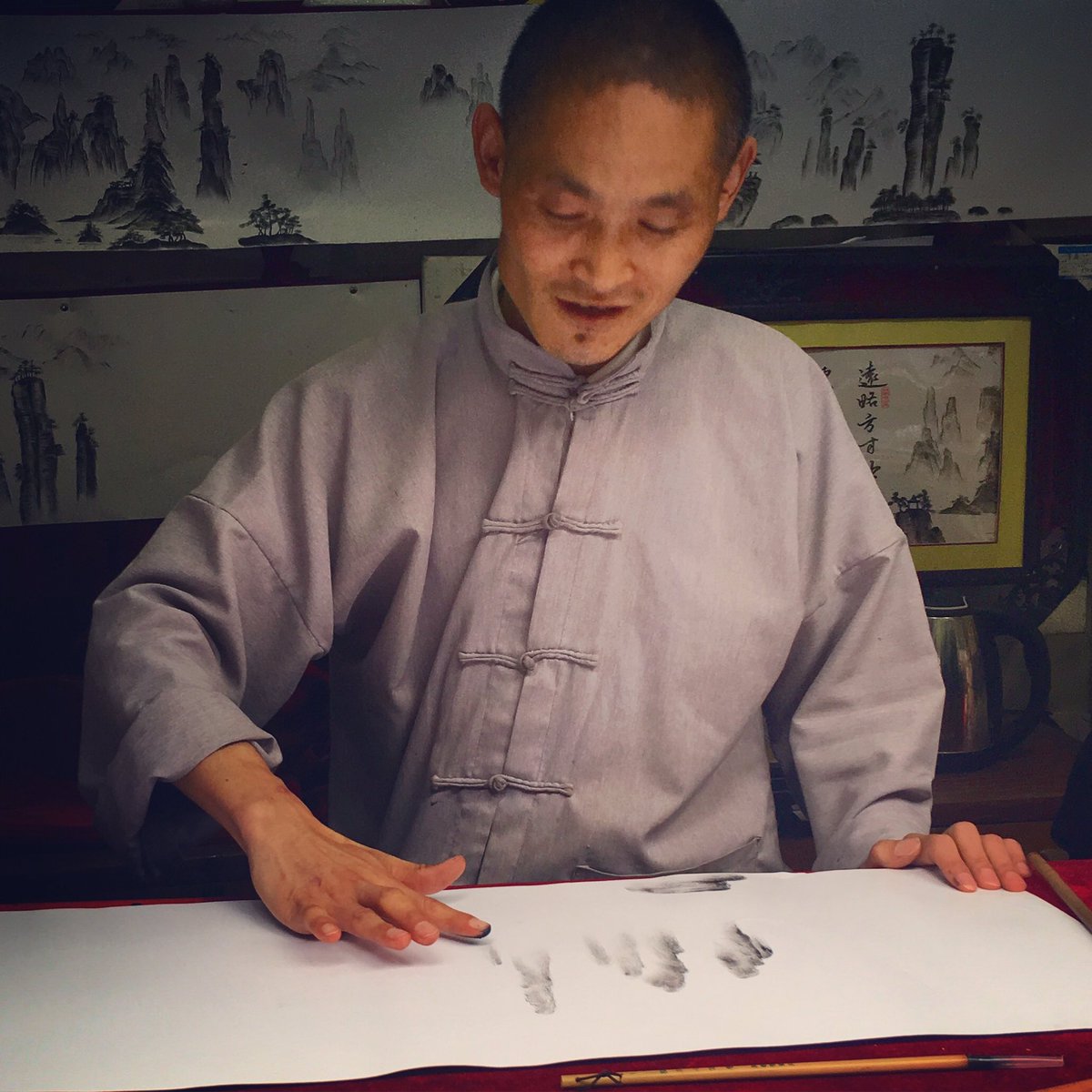 BerniceLiu's tweet photo. So he paints w/ his fingers & emotions that the natural surroundings give him... 🇨🇳 #袁家界 #迷魂台 #neverstopappreciating https://t.co/n5e9TW3dLj
