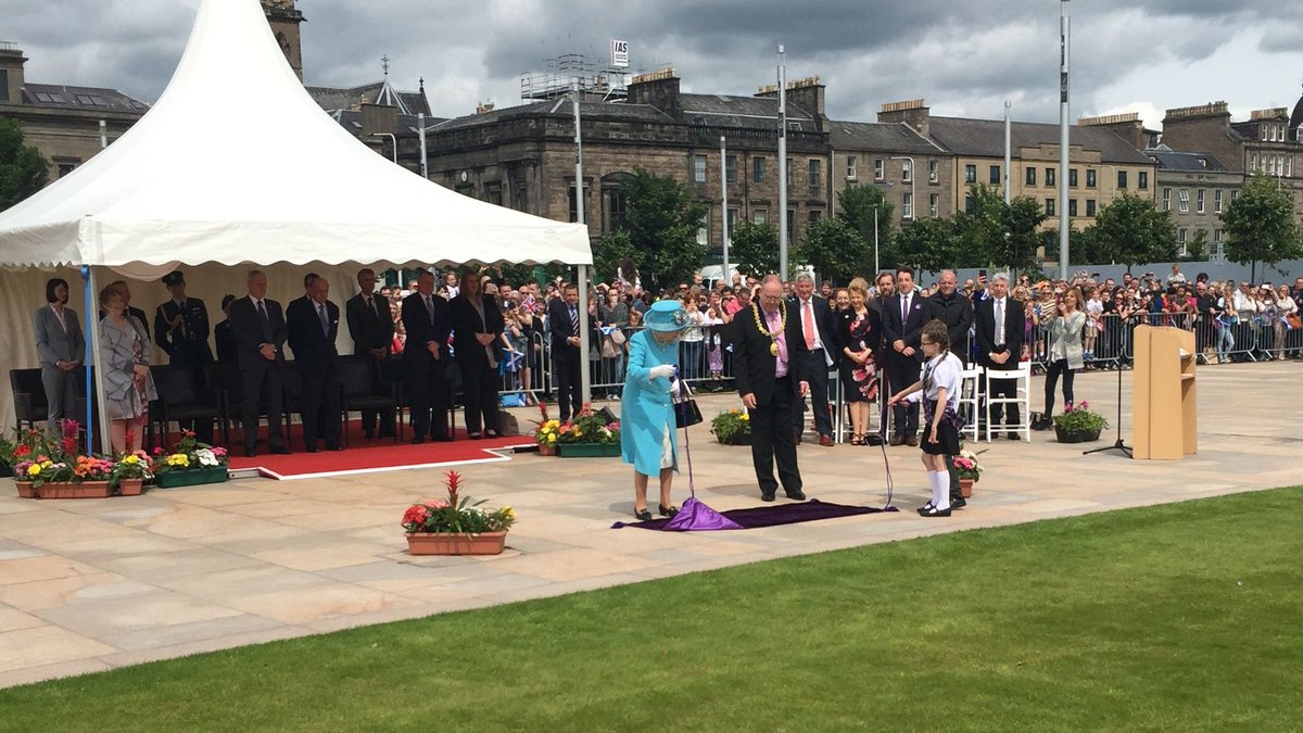 The Queen opens Slessor Gardens, Dundee which included a Tesco Bags of Help funded project
tescoplc.com/news/news-rele…