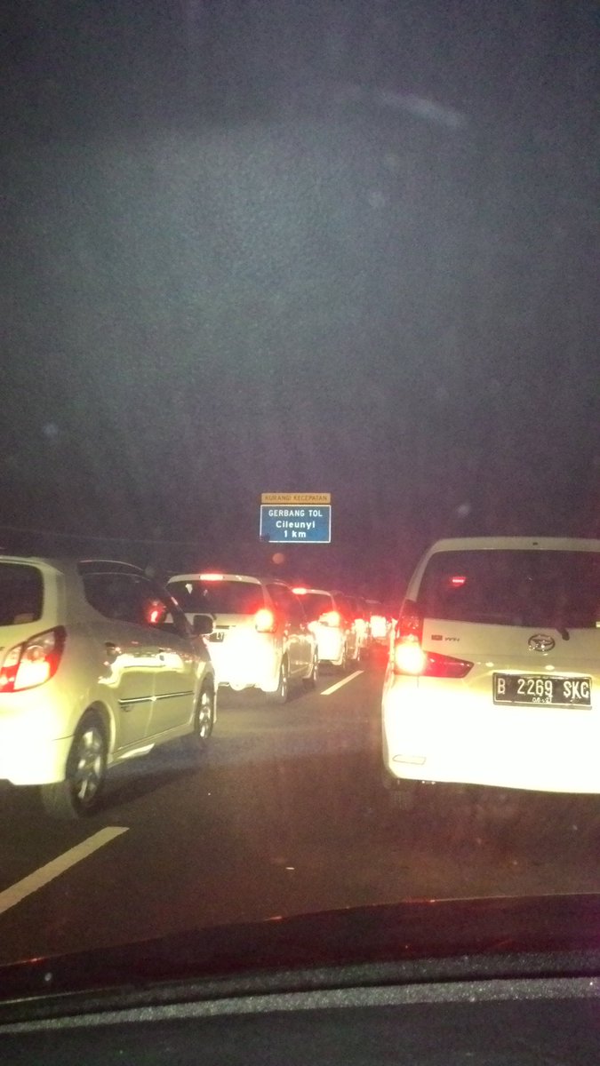 PRFMnews's tweet photo. 10.18 RT @andrie_backbone: Menjelang Gerbang Tol Cileunyi. https://t.co/jKUZ1oXMlI