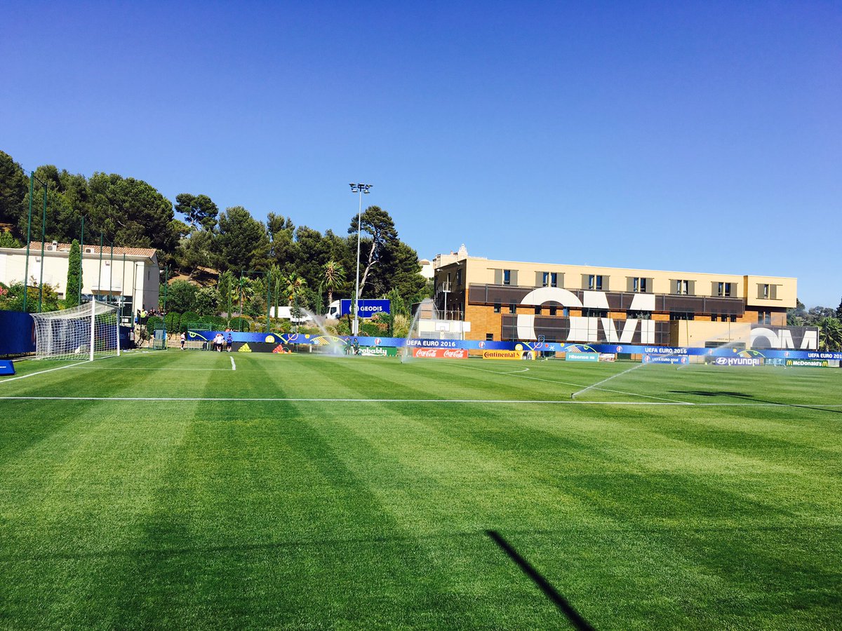 UEFAcomFredA's tweet photo. #ALLFRA #FRA Dans quelques instants, Deschamps, Gignac, Mandanda et Payet vont retrouver la pelouse du Centre RLD... https://t.co/abbgAlW6XB