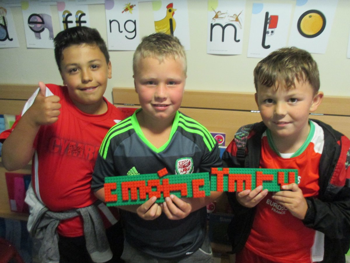 ysgolllanbedrog's tweet photo. Pob lwc @FAWales heno! Cefnogaeth gryf o @ysgolllanbedrog !! #GorauChwaraeCydChwarae @Siarteriaith #cymruiennill https://t.co/HHyDJC6Kgz