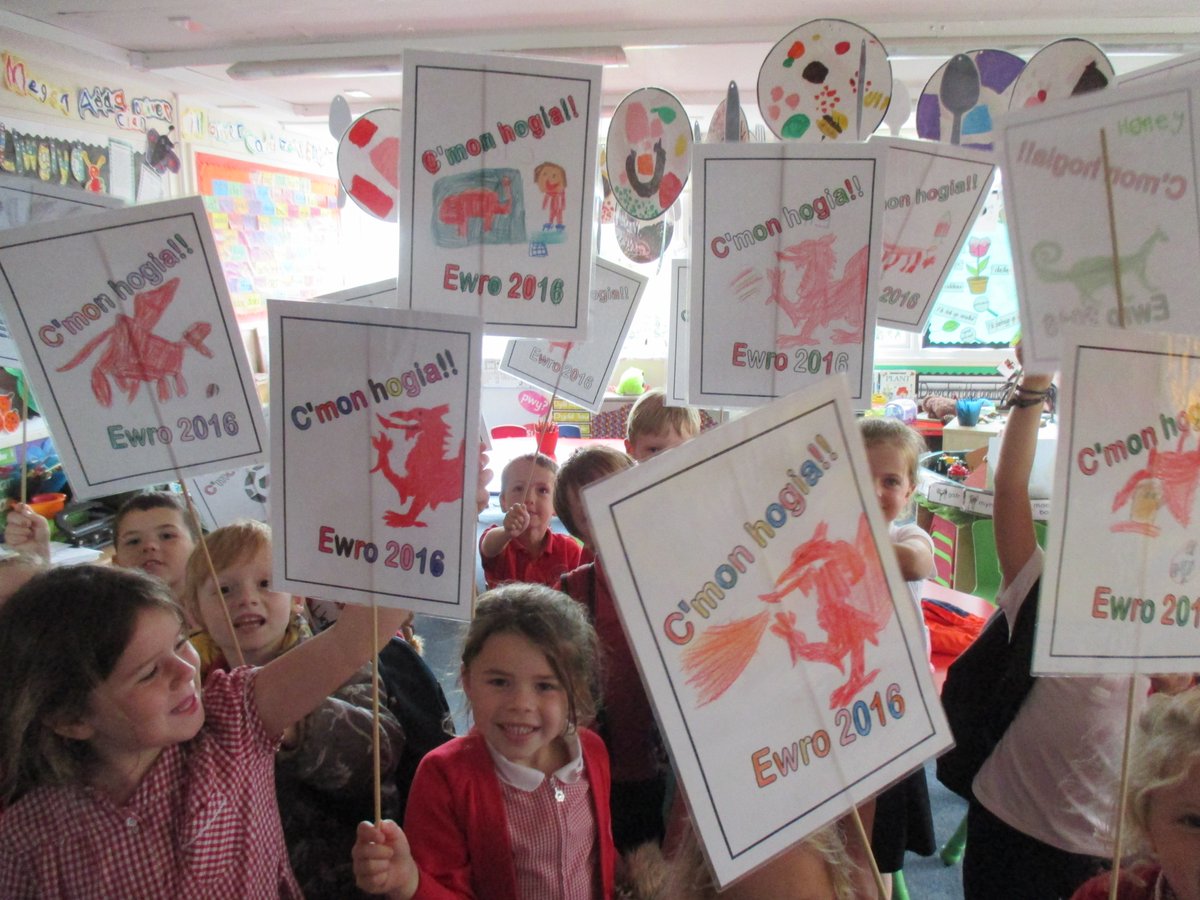 ysgolllanbedrog's tweet photo. Pob lwc @FAWales heno! Cefnogaeth gryf o @ysgolllanbedrog !! #GorauChwaraeCydChwarae @Siarteriaith #cymruiennill https://t.co/HHyDJC6Kgz