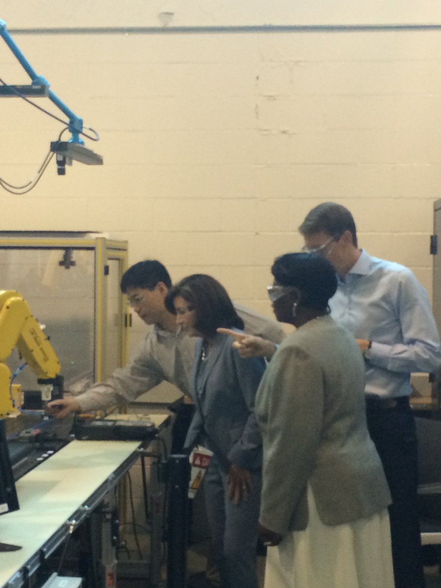 BfloMfgWorks's tweet photo. We had a great time showing @LtGovHochulNY how @BfloMfgWorks is helping manufacturers #innovate and #grow https://t.co/MSJuyT6ncz