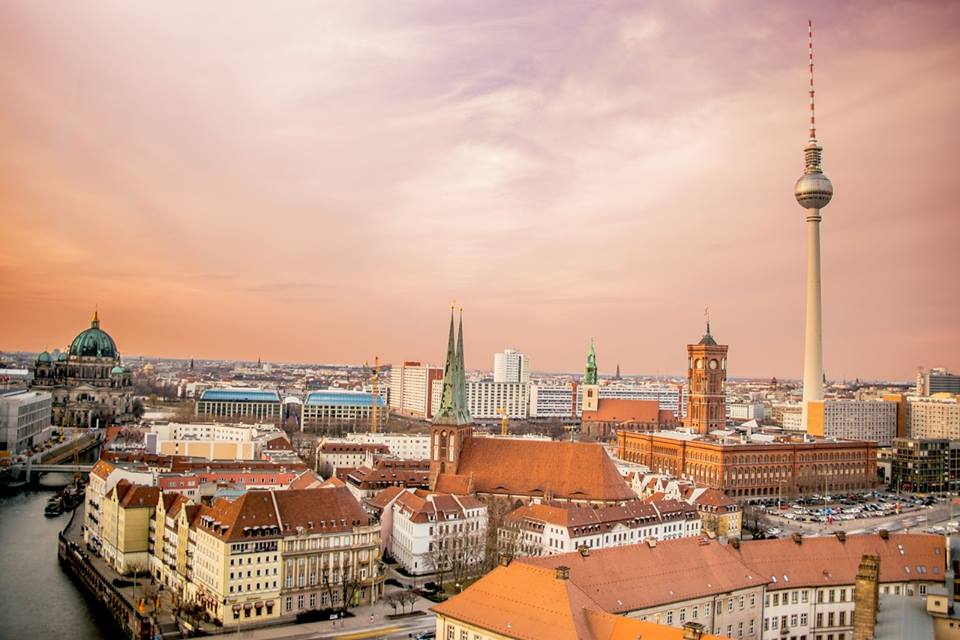 tapetentweets's tweet photo. #tapeten.de im neuen Look: Gewinnt zur Feier eine Reise für 2 nach #Berlin. Infos unter https://t.co/BFVBSDJ4Yr https://t.co/zq9tAa1SVw