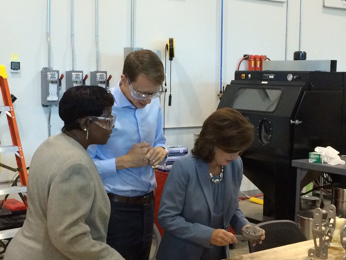 BfloMfgWorks's tweet photo. We had a great time showing @LtGovHochulNY how @BfloMfgWorks is helping manufacturers #innovate and #grow https://t.co/MSJuyT6ncz