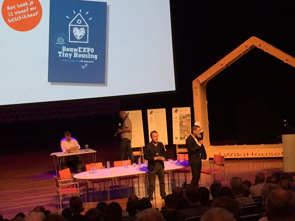 MaritOverbeek's tweet photo. En @joostzwaga en @ThomasvanBelzen sluiten symposium/CobouwCafé af. Nu borrelen! #bouwanders https://t.co/QAhrlyYvBp