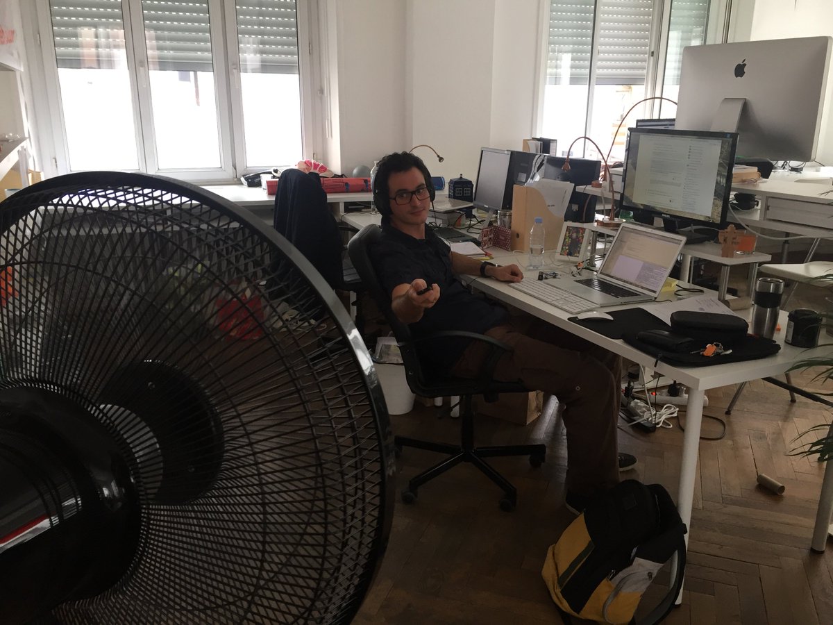 quai_10's tweet photo. Tellement #geeks, on a même une télécommande pour le ventilateur… à quand l’app iOS ? :D (photo by @Emmanueljacob) https://t.co/seVlwmf6fB
