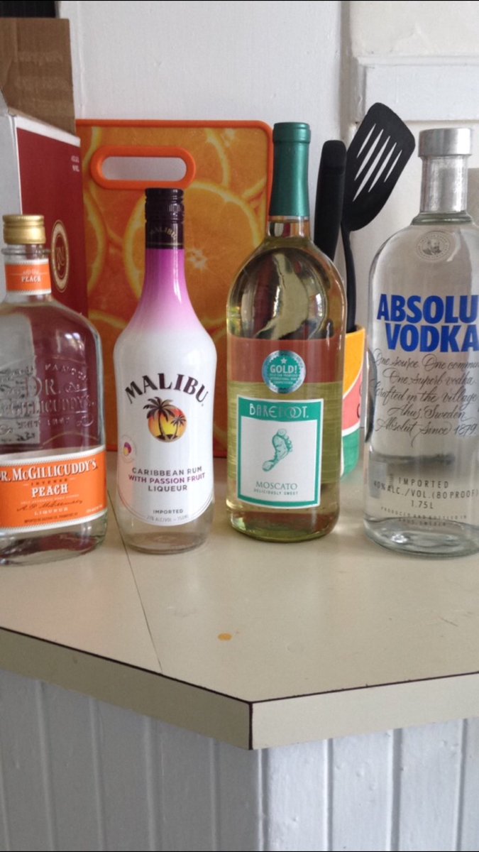 kylecavanaugh_'s tweet image. Going to be a great week ❤️😍❤️ Jell-O shots for dayzz @Aimee_Hbu @irldilf @misshemii