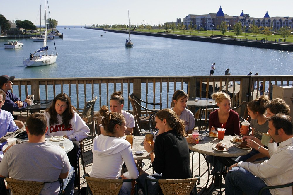 TravelWI's tweet photo. From pizza &amp; ice cream to seafood &amp; wine, Kenosha is making 🌊🌊 with its summer patio scene. https://t.co/CcEH4iRogv https://t.co/Q9L4BZCnJH
