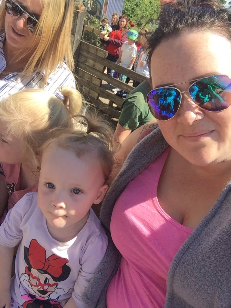 steph2203's tweet photo. #honeysucklefarm #mammydaughterselfie https://t.co/Mpe8YdmmeO