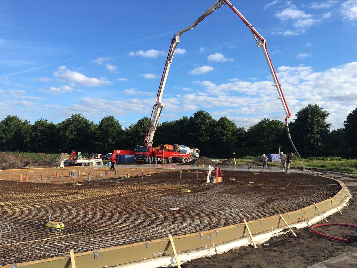 DevotusL's tweet photo. Store 3D nieuwbouw nieuwkuijk, vloer vanmorgen gestort door b -smart. Goede omstandigheden mooie stort. https://t.co/VRjKJLHnY0