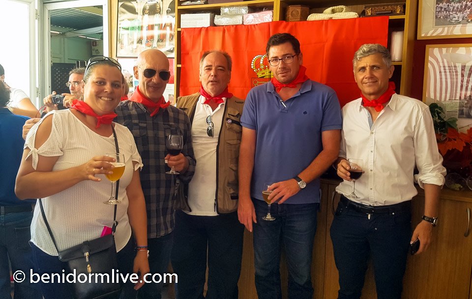 benidormlive's tweet photo. Chupinazo en el Restaurante #Tamboril de la playa de Levante de #Benidorm para celebrar San Fermín. https://t.co/Gj8wWW04Ms