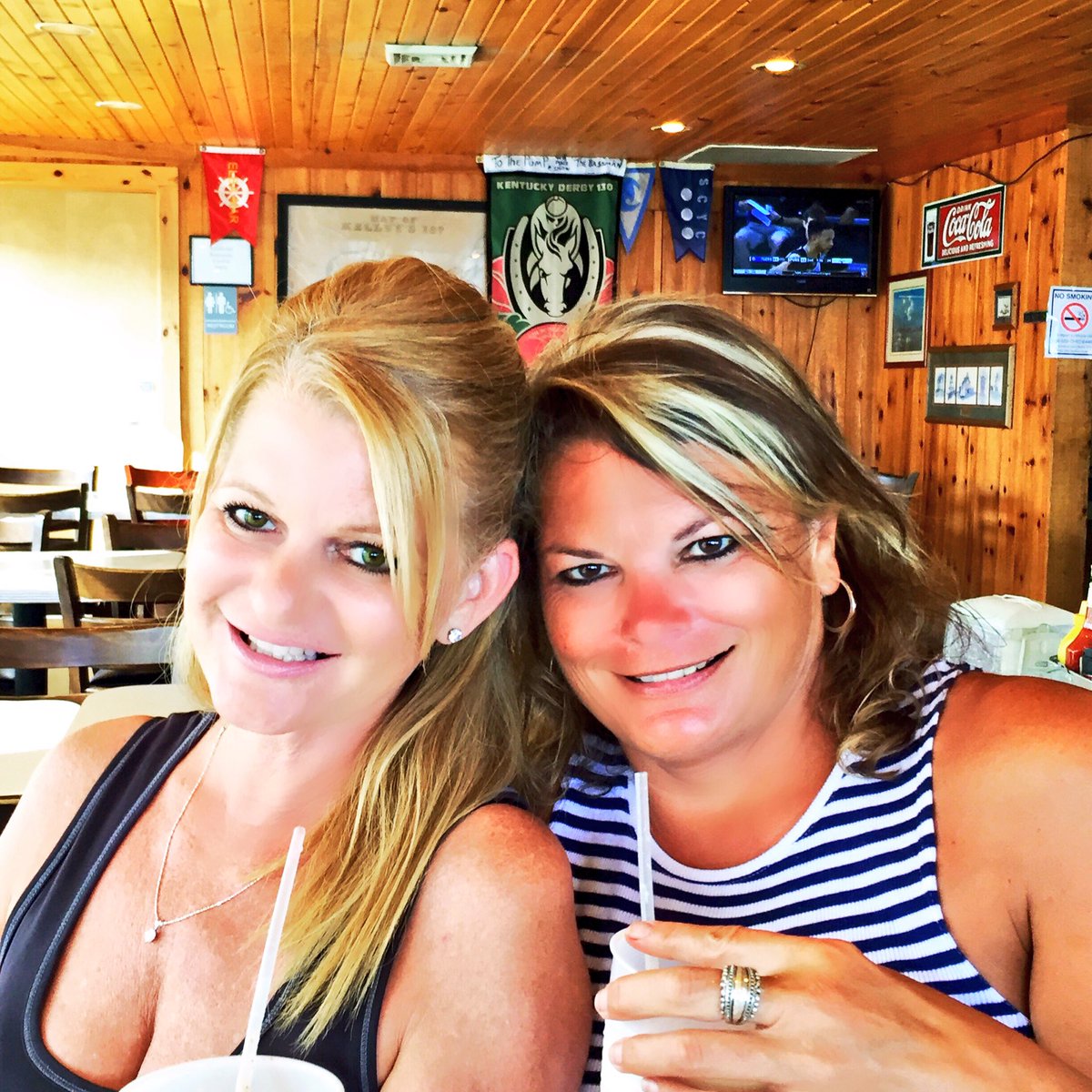 trishfriery1's tweet photo. #Kelleysisland #thepump #lakeerielove #lakefriends #shoresandislands #brandyalexanders https://t.co/hjlCMp8AuN