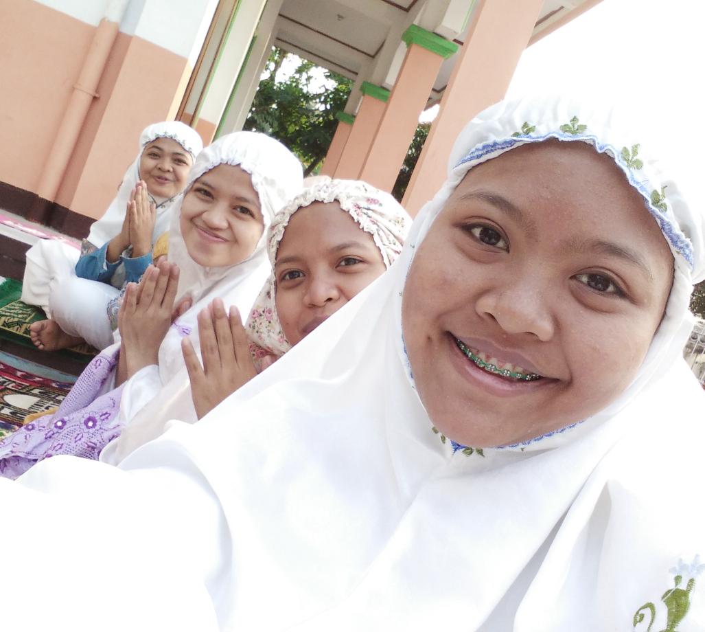 lee_ya's tweet photo. Selamat Idul Fitri 1437 H,Minal Aidin Wal Faidzin, Mohon maaf lahir &amp; bathin atas segala khilaf yang ada ya semuanya https://t.co/aHcRoUutZJ