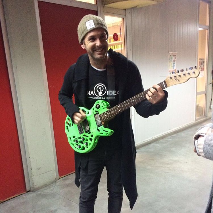 UniversoAxelMza's tweet photo. Centro Metropolitano de Diseño. Hace 21 horas.
Hoy nos sorprendió @axeloficial en el #CMDlab y tocó la guitarra https://t.co/N4s4NdwicT