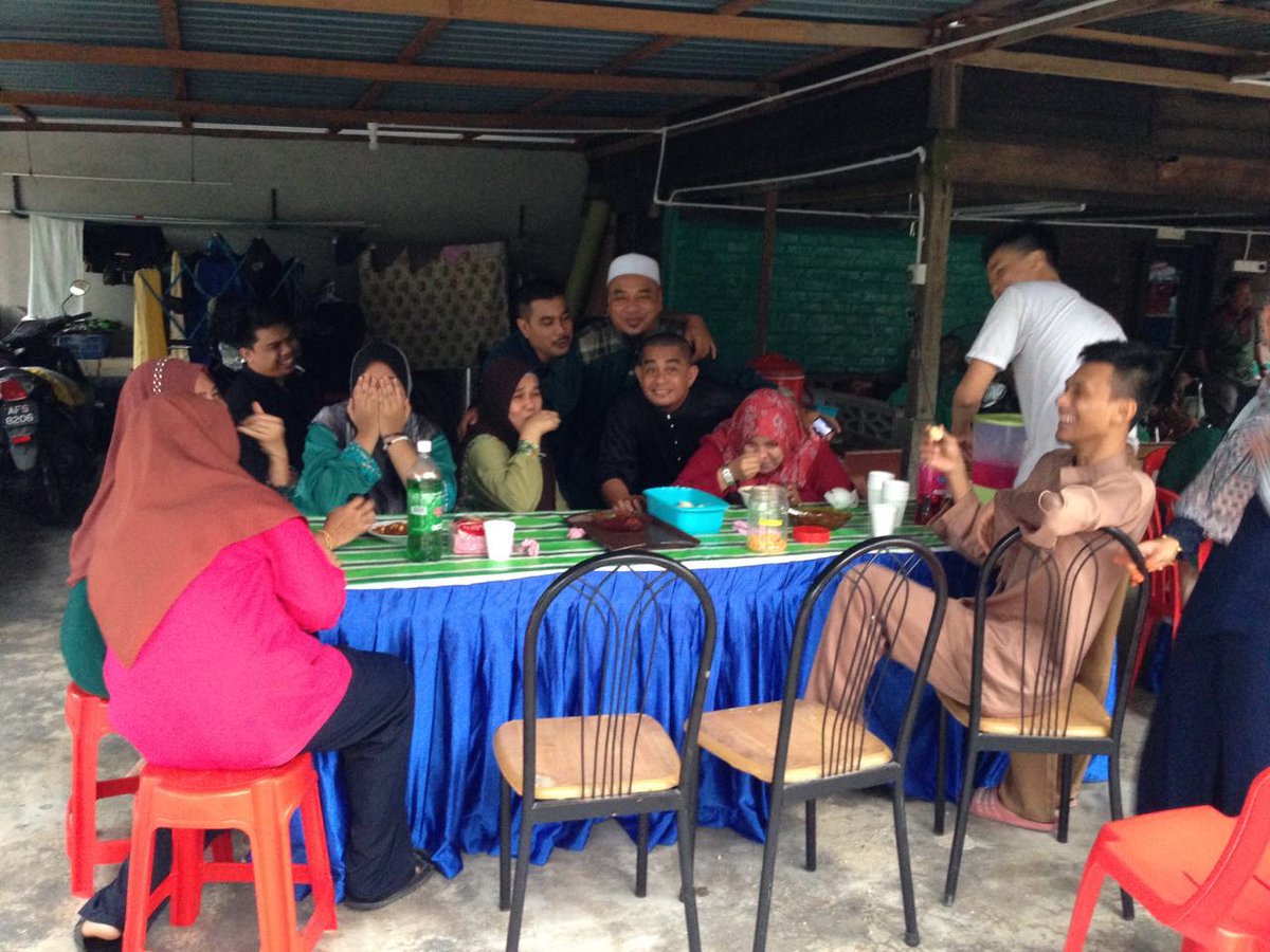 farrisjaa_'s tweet photo. Salam Lebaran dari keluarga Haji Ahmad. Maaf zahir dan batin. https://t.co/retBtawMTI