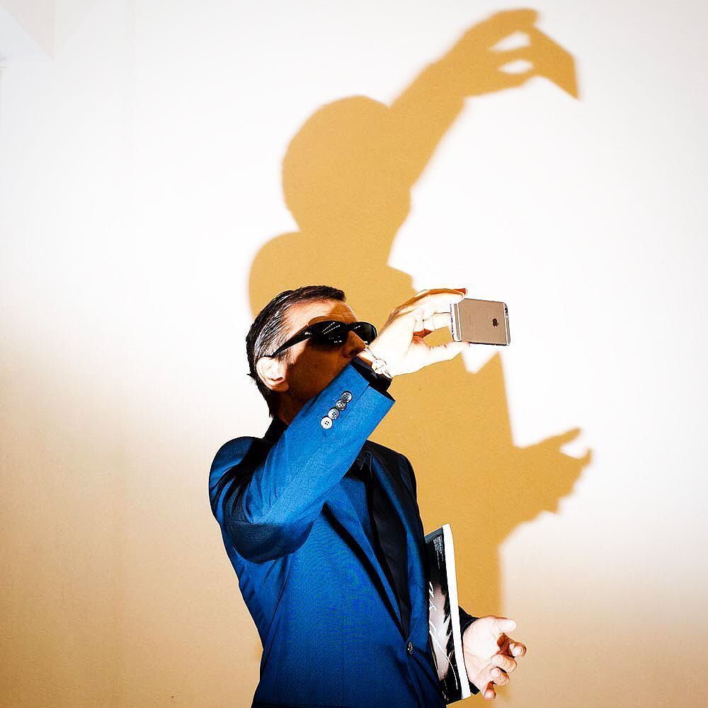 Photographer #AndreasGursky taking a picture. #phonehome series ift.tt/29n6THv