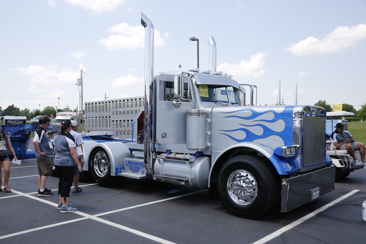 ShellRotella's tweet photo. Jake Lindamood's 1988 #Peterbilt 379 won #BestofShow at #SuperRigs 2016 in @JoplinCity last month! #GiantsofJoplin https://t.co/fnYDhvgBlv