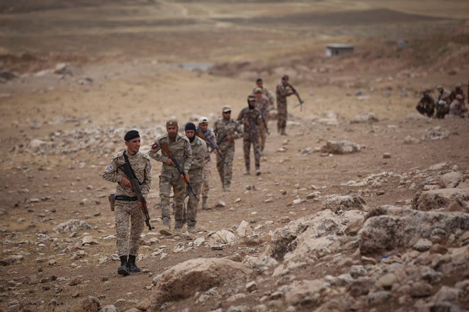 تدريبات الجيش العراقي الجديده على يد المستشارين الامريكان  - صفحة 4 Cmsge1sWEAAYNqV