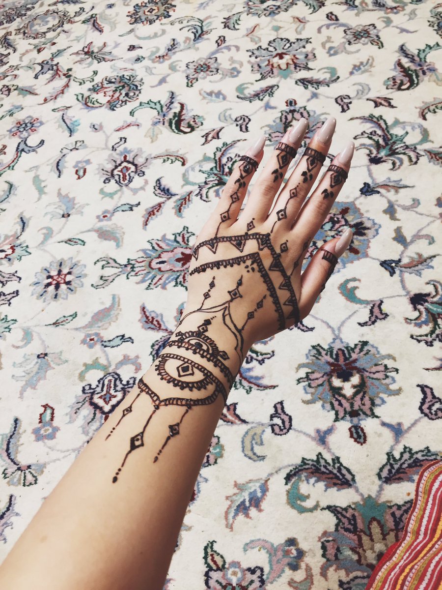 uhhhkayyy's tweet photo. EID MUBARAK 😛💖 #eidszn https://t.co/ekfFuBSELK