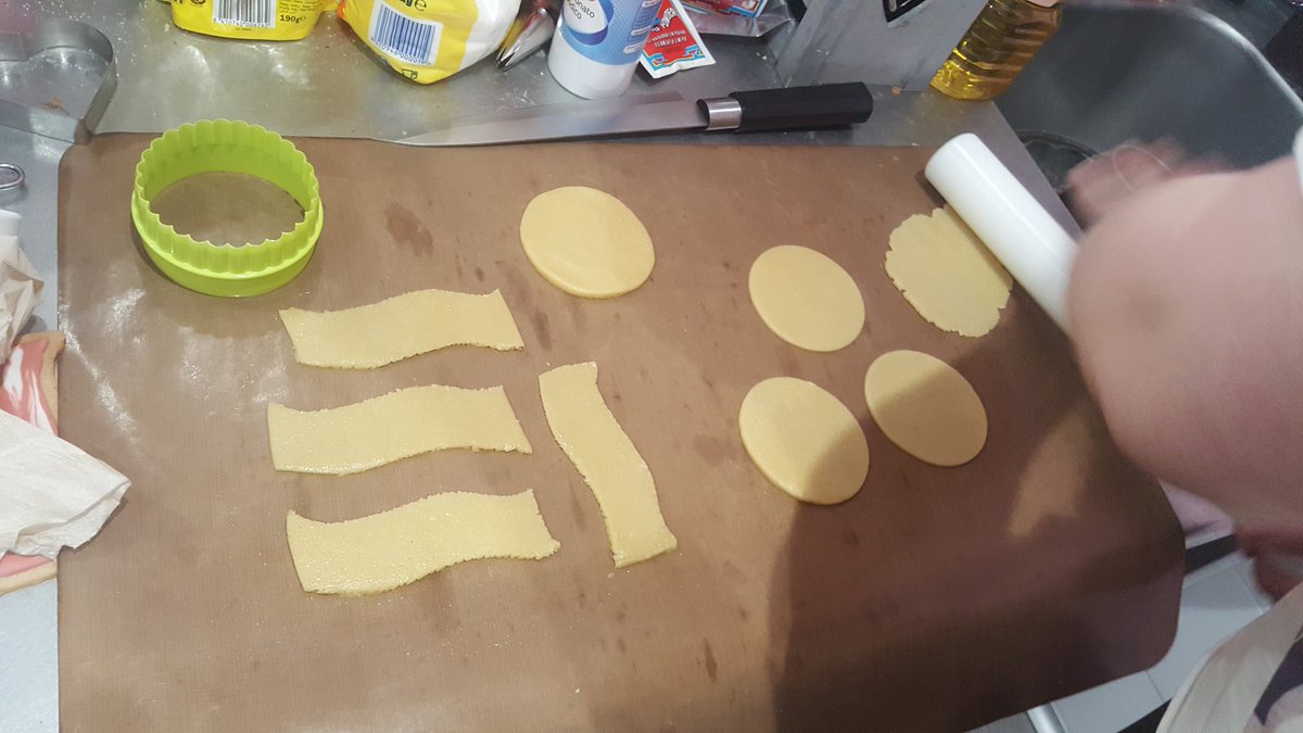 ohsugardreams's tweet photo. Preparando una nueva remesa de huevos y baicon! #galletasdevainilla https://t.co/MGmAyeuj6h