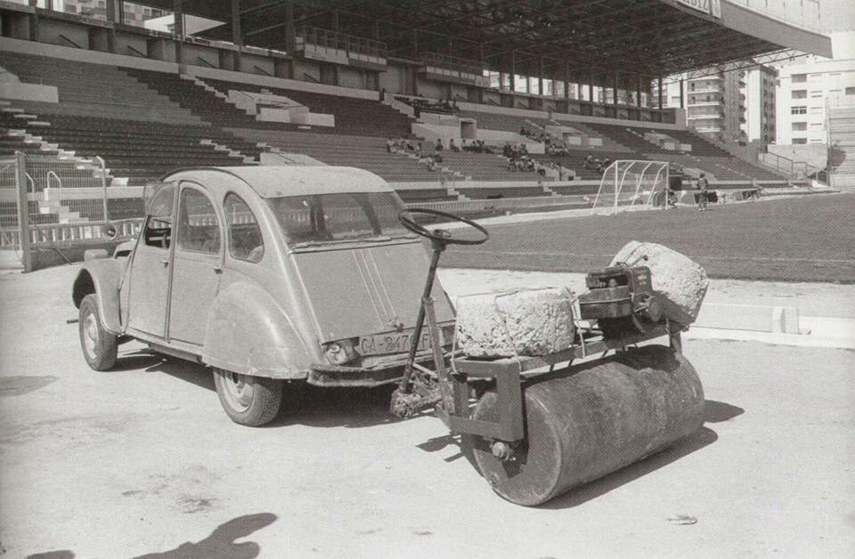 hillairepatrice's tweet photo. Pour l' #EURO2016 ils auraient dû préparer les pelouses avec cette méthode 😉 #FRAALL #PORWAL #team2cv https://t.co/jgEj2V5KP7