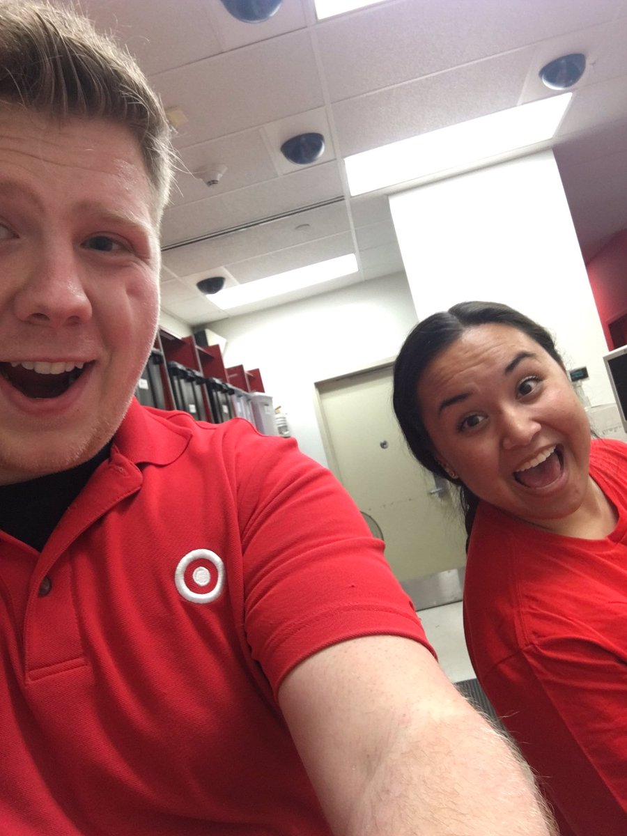 rachel_raybuck's tweet photo. So grateful the people I work with are also my friends! #TuesdayCloses #GSTLLife #OhHeyGuys @ChuckWassenaar https://t.co/JUrhhobG6X