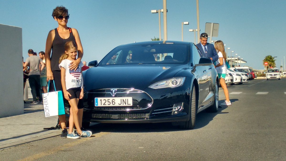 Entrenarme's tweet photo. Nuestras invitadas llegan a @marinabeach  por la puerta grande con @cabify_espana y este Tesla. #dancefit https://t.co/deeFe7N2vG