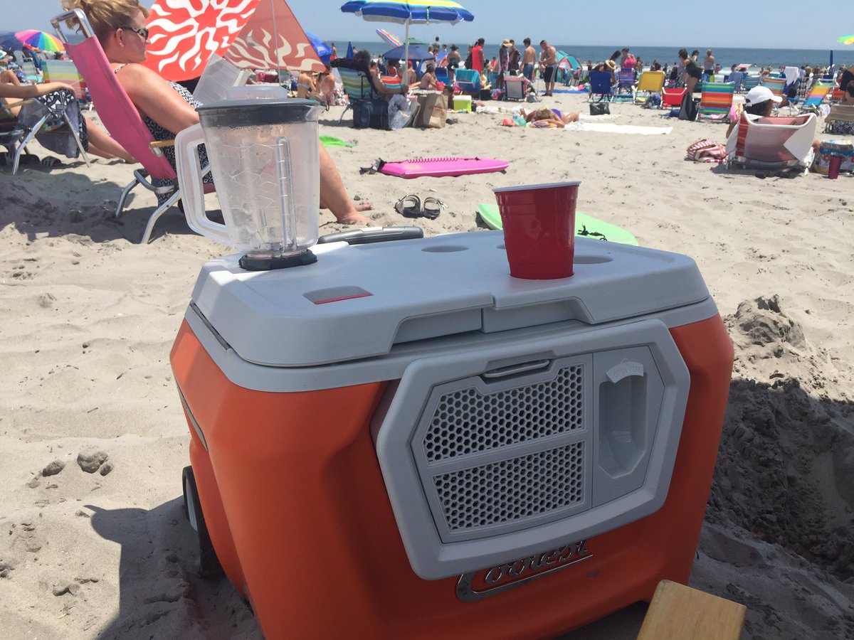 JohnnyO911's tweet photo. Making smoothies for the kiddies while chilling out on Narragansett town beach. #summer #beach #RhodeIsland https://t.co/uMe7LaiCer